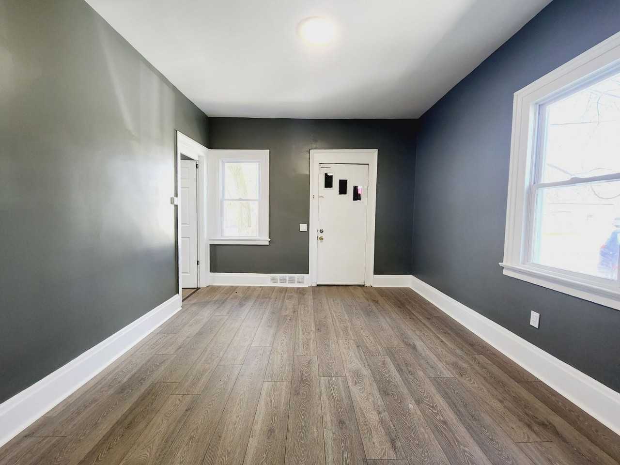 596 Glide St - Photo 2 of 11