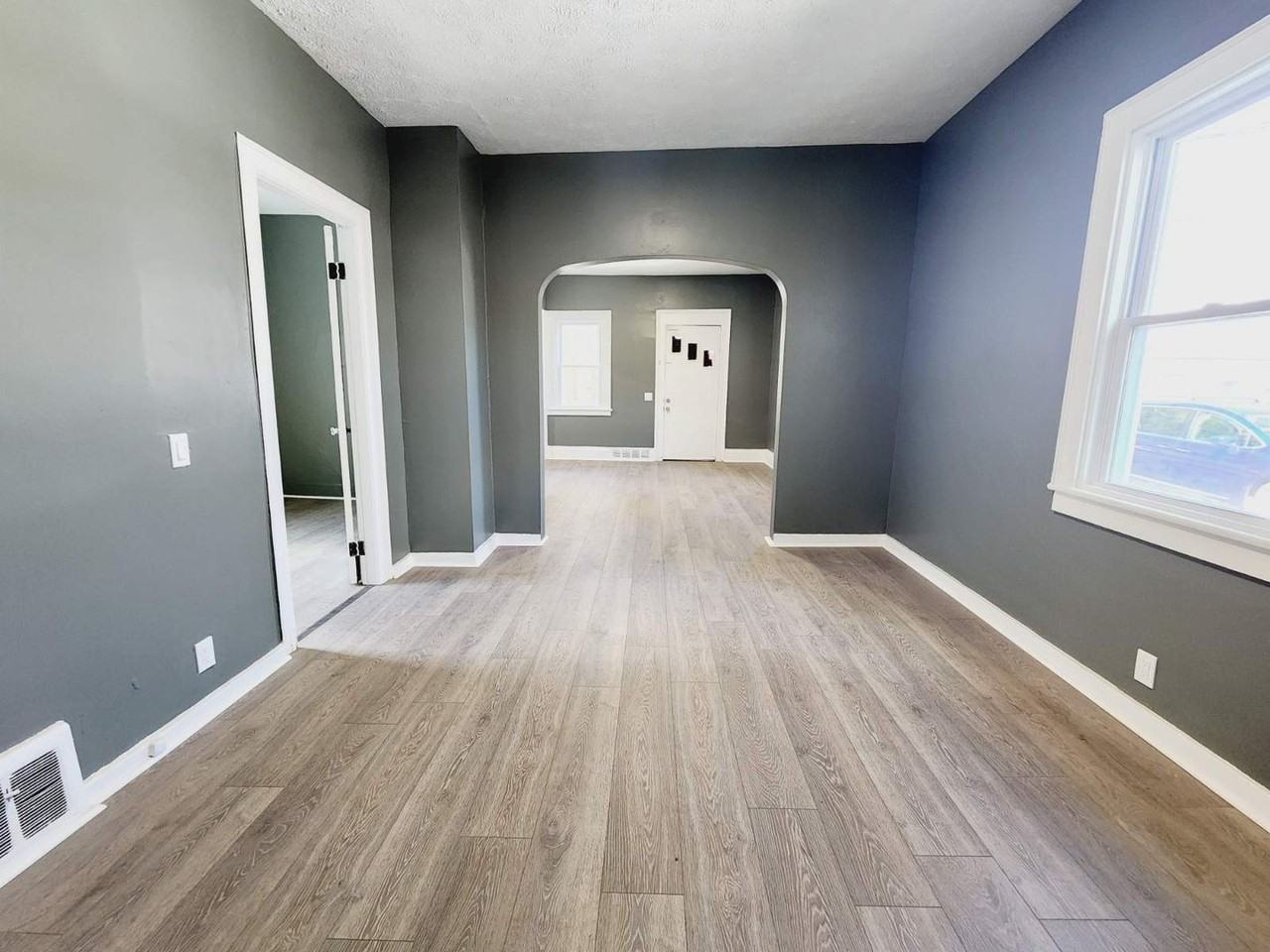 596 Glide St - Photo 3 of 11