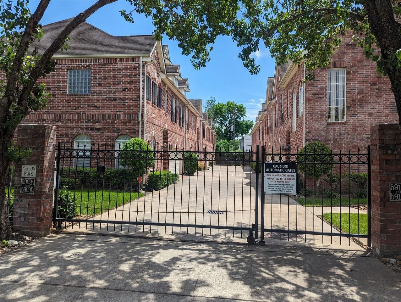 5913 Dolores St Apt D - Photo 2 of 6