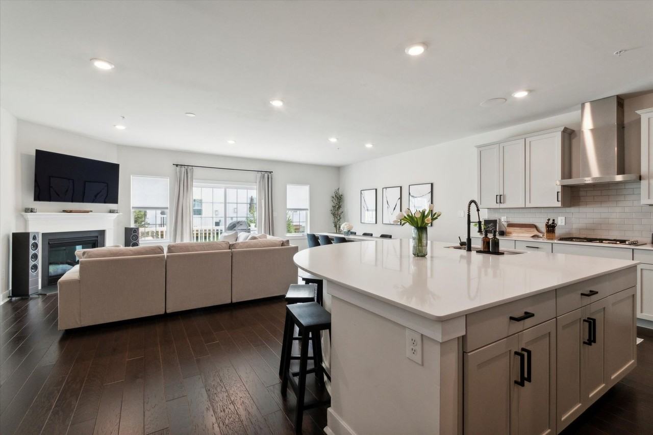 155 Livingston Ln - Photo 3 of 34