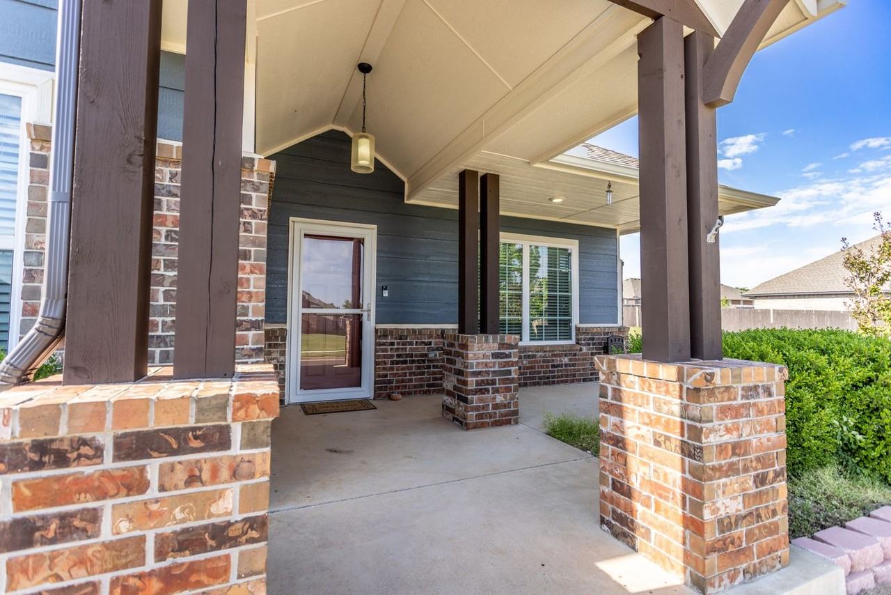 11244 Nw 102nd St - Photo 2 of 24