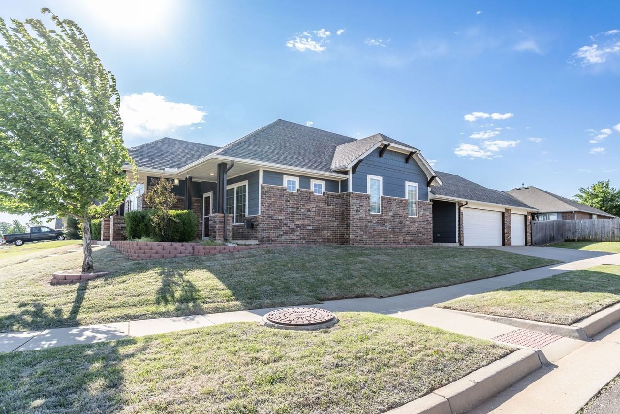 11244 Nw 102nd St - Photo 3 of 24