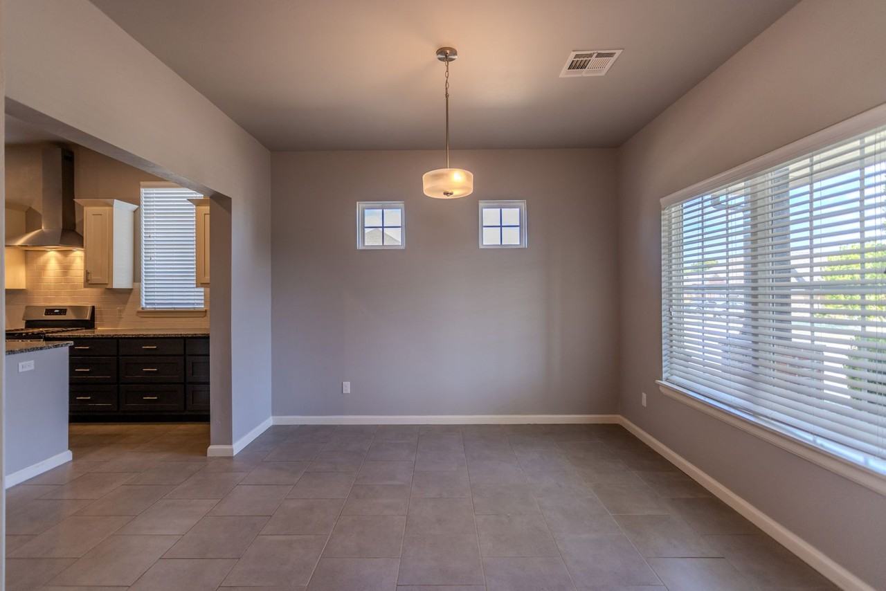 11244 Nw 102nd St - Photo 5 of 24