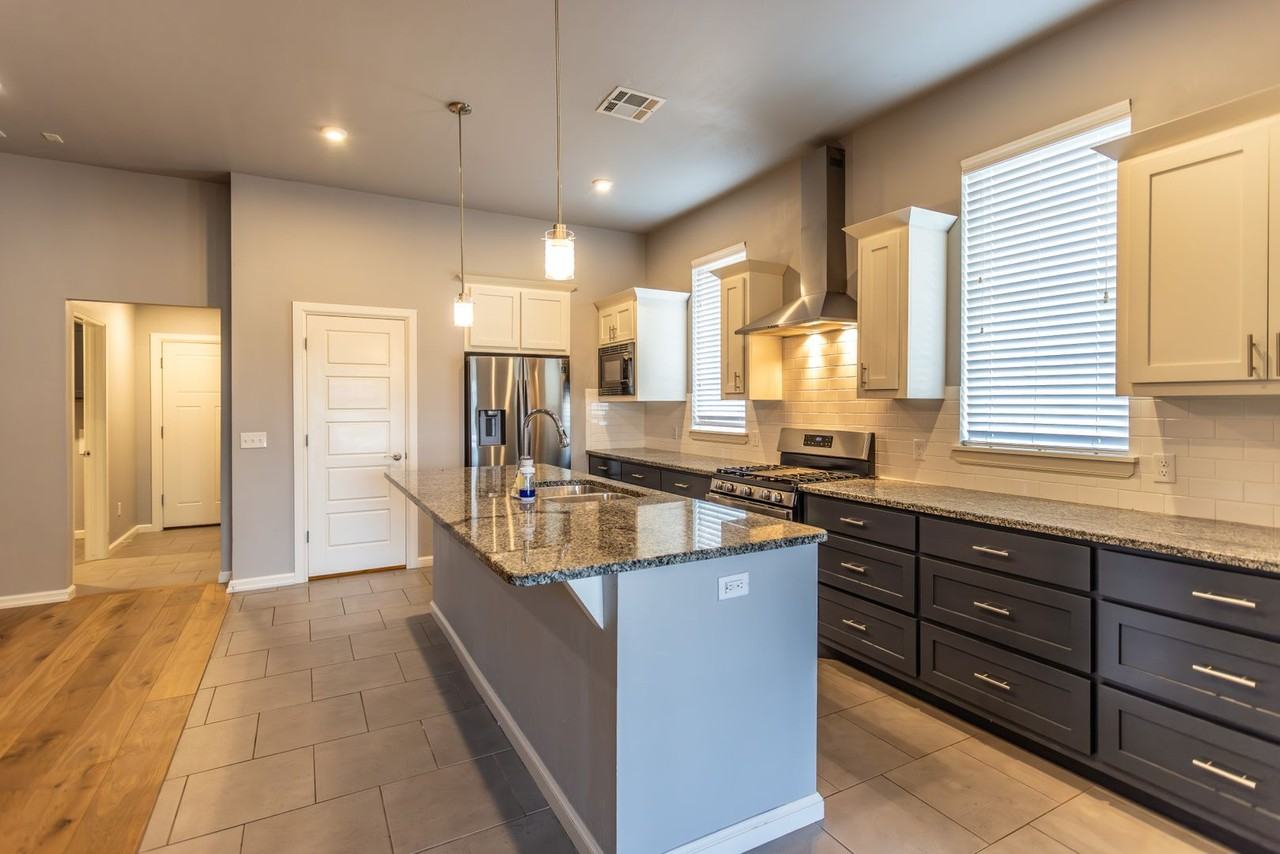 11244 Nw 102nd St - Photo 6 of 24