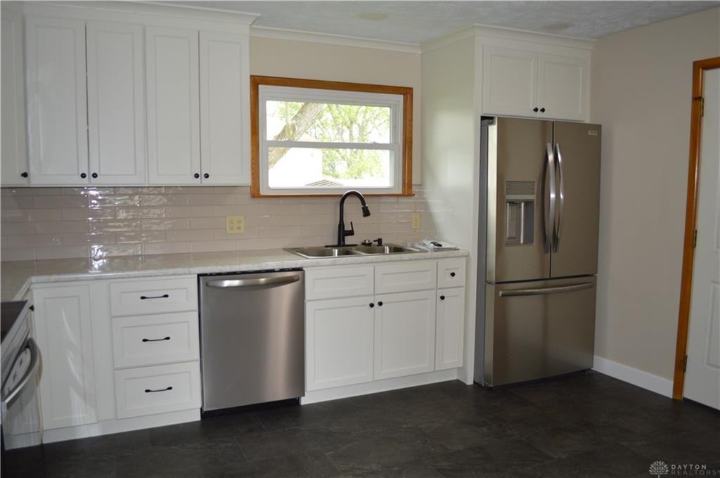 901 Center St - Photo 3 of 18