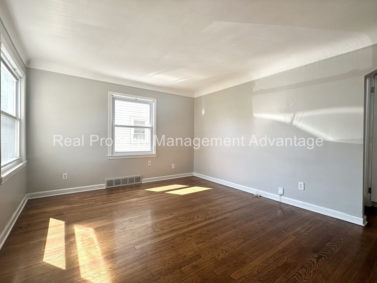18731 Meier St - Photo 2 of 19
