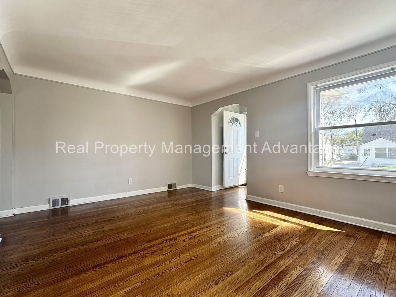 18731 Meier St - Photo 3 of 19