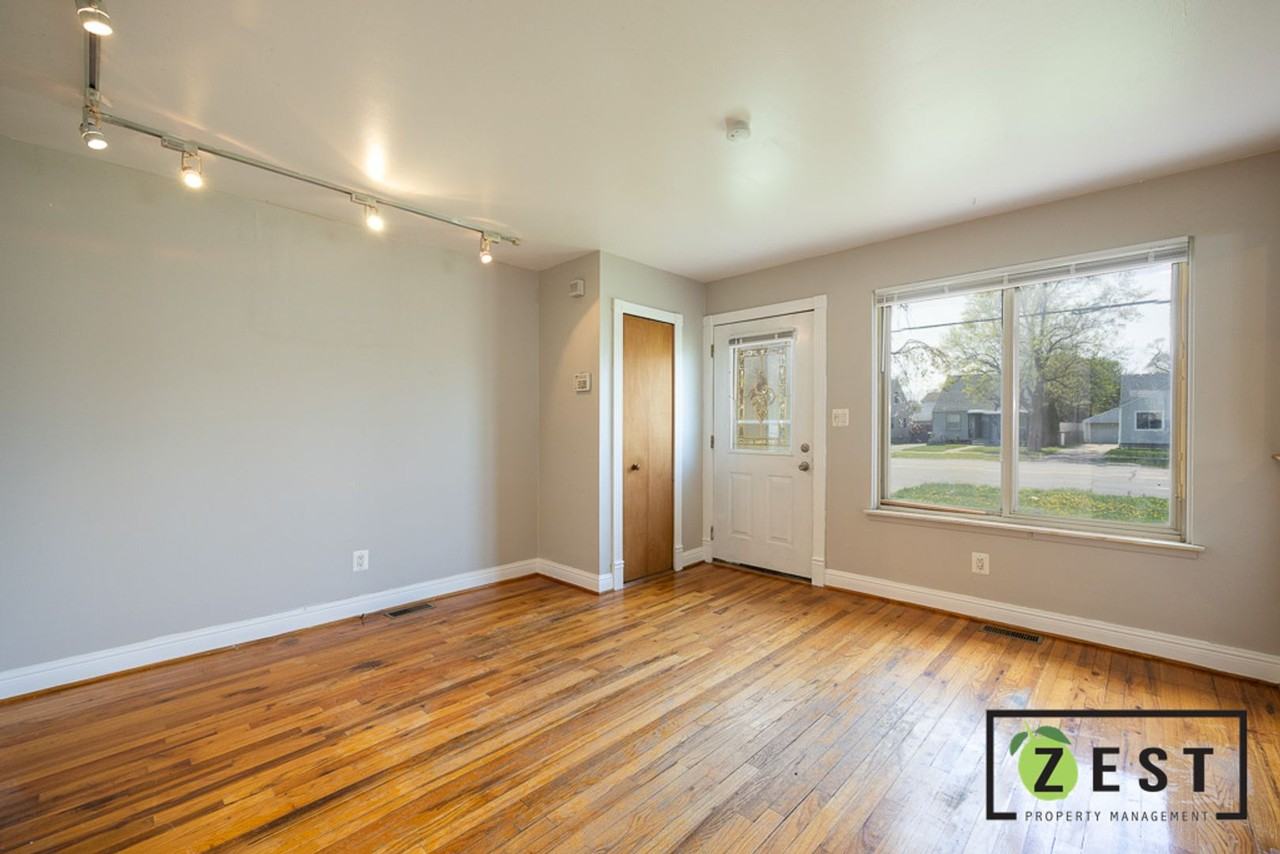 15820 Beech Daly Rd - Photo 2 of 24