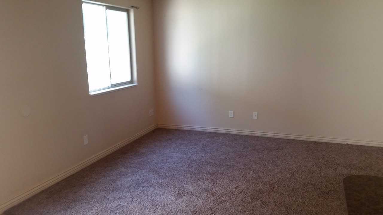 1108 W Lancelot Ln - Photo 2 of 11