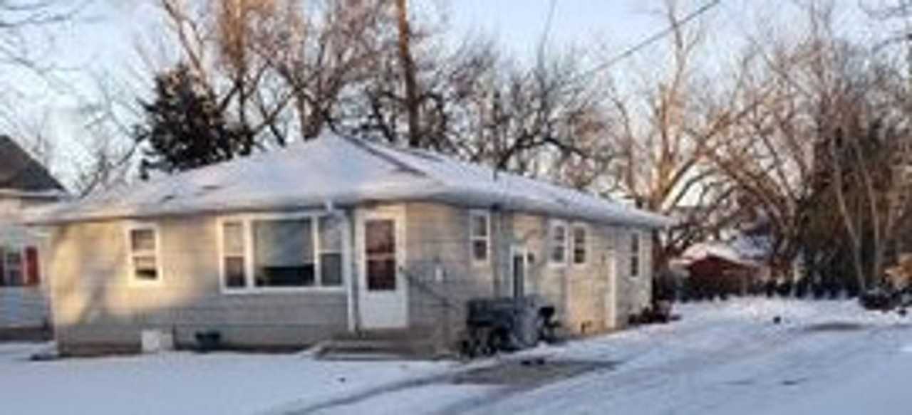 417 10th St Se - Photo 2 of 6