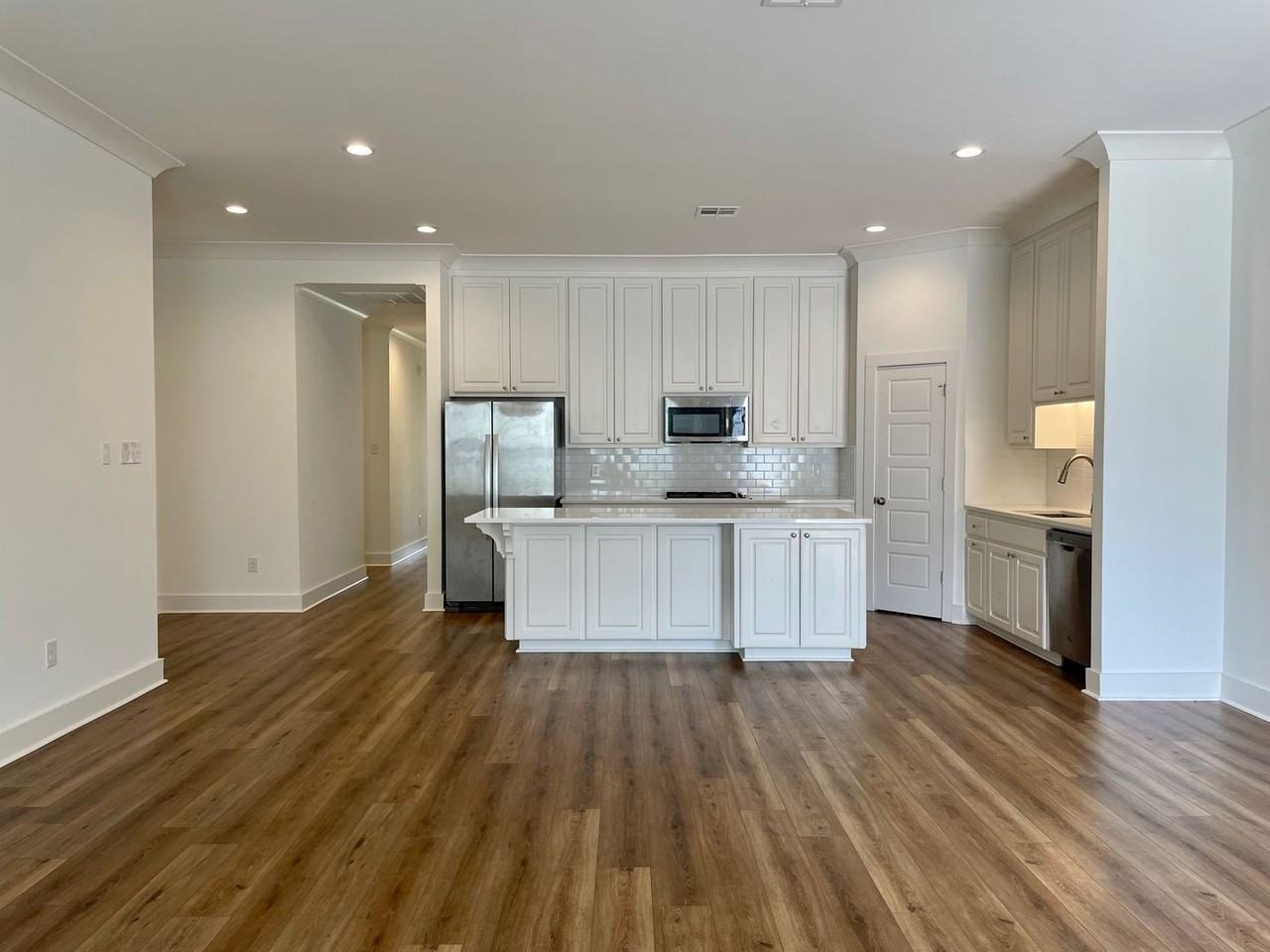 9135 Southlawn Dr - Photo 4 of 17
