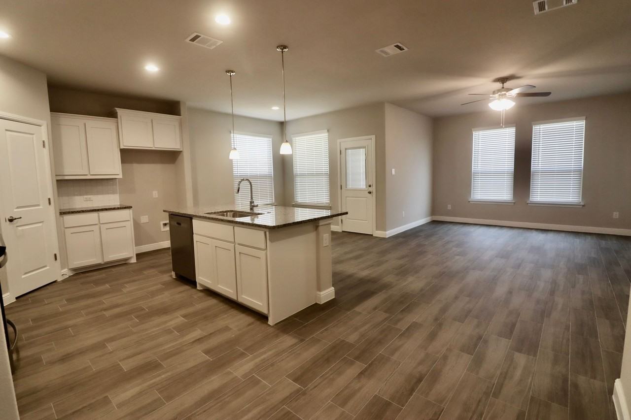 1120 Eastland Ln - Photo 2 of 28
