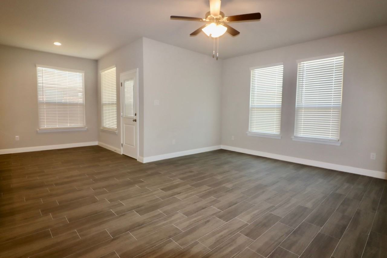 1120 Eastland Ln - Photo 4 of 28