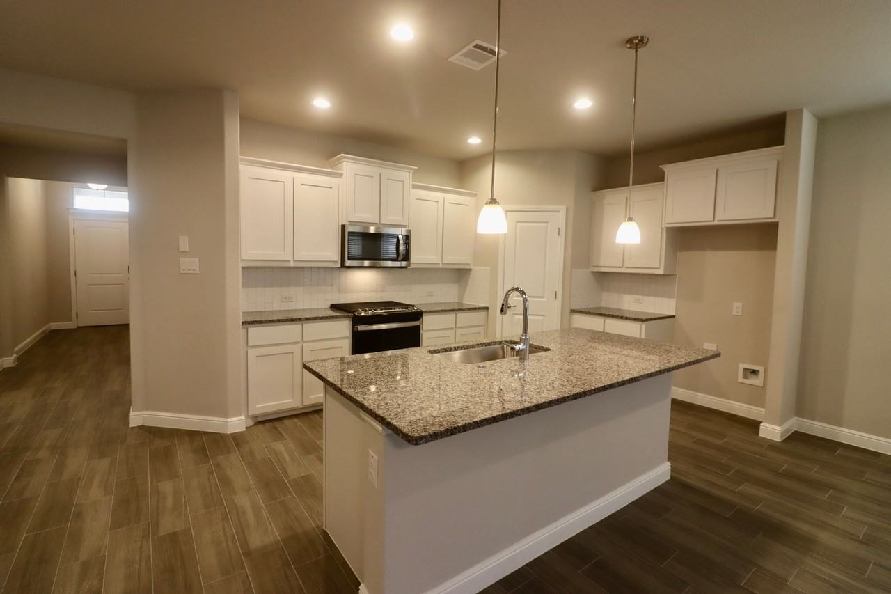 1120 Eastland Ln - Photo 6 of 28