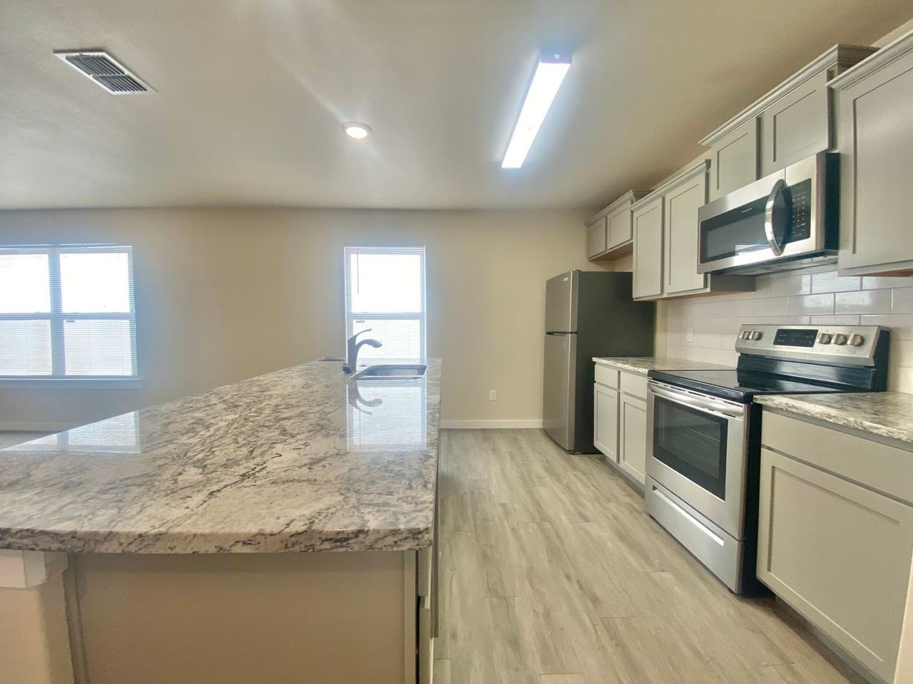 3111 Duke St - Photo 4 of 17