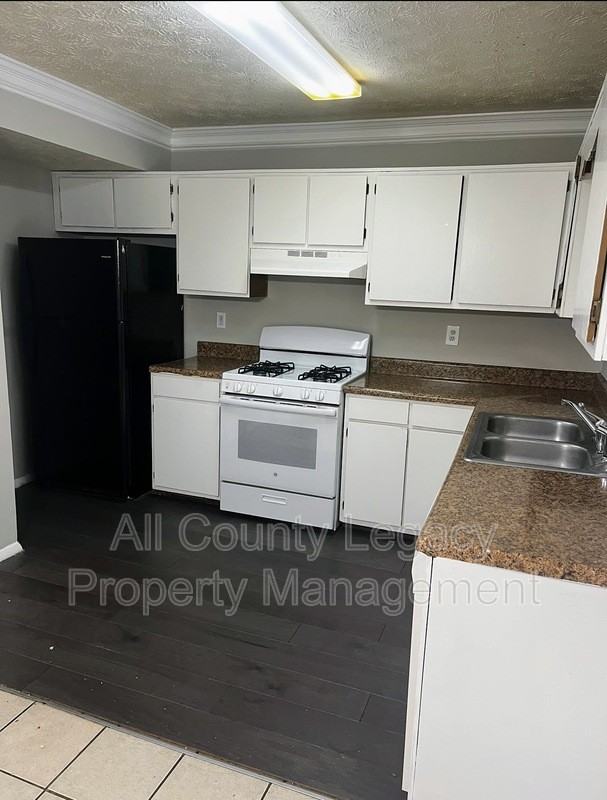 2942 Spruce Cir - Photo 4 of 9