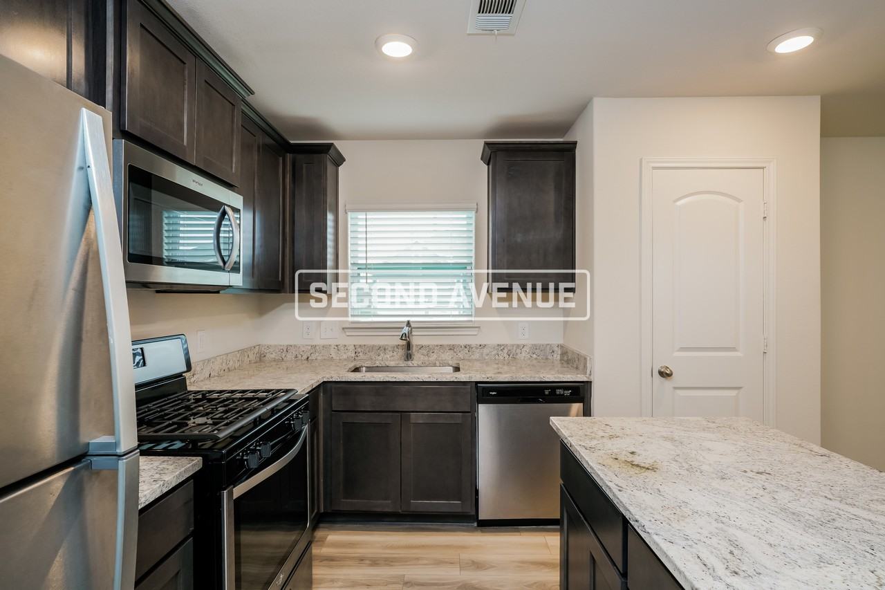 1401 Sunkiss Dr - Photo 4 of 23