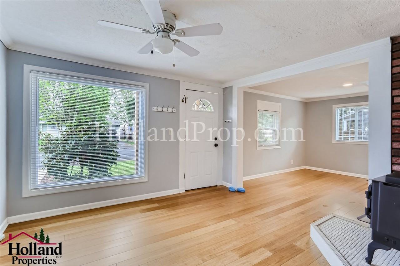 315 Nw Dennis Ave - Photo 2 of 12
