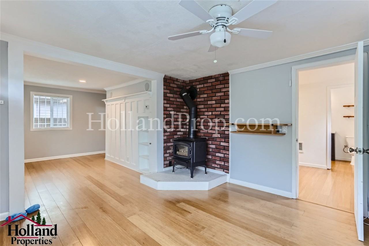 315 Nw Dennis Ave - Photo 3 of 12