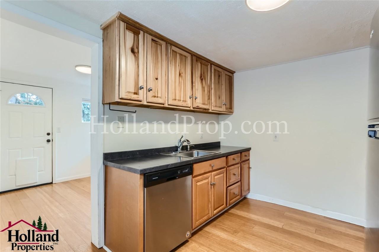 315 Nw Dennis Ave - Photo 4 of 12
