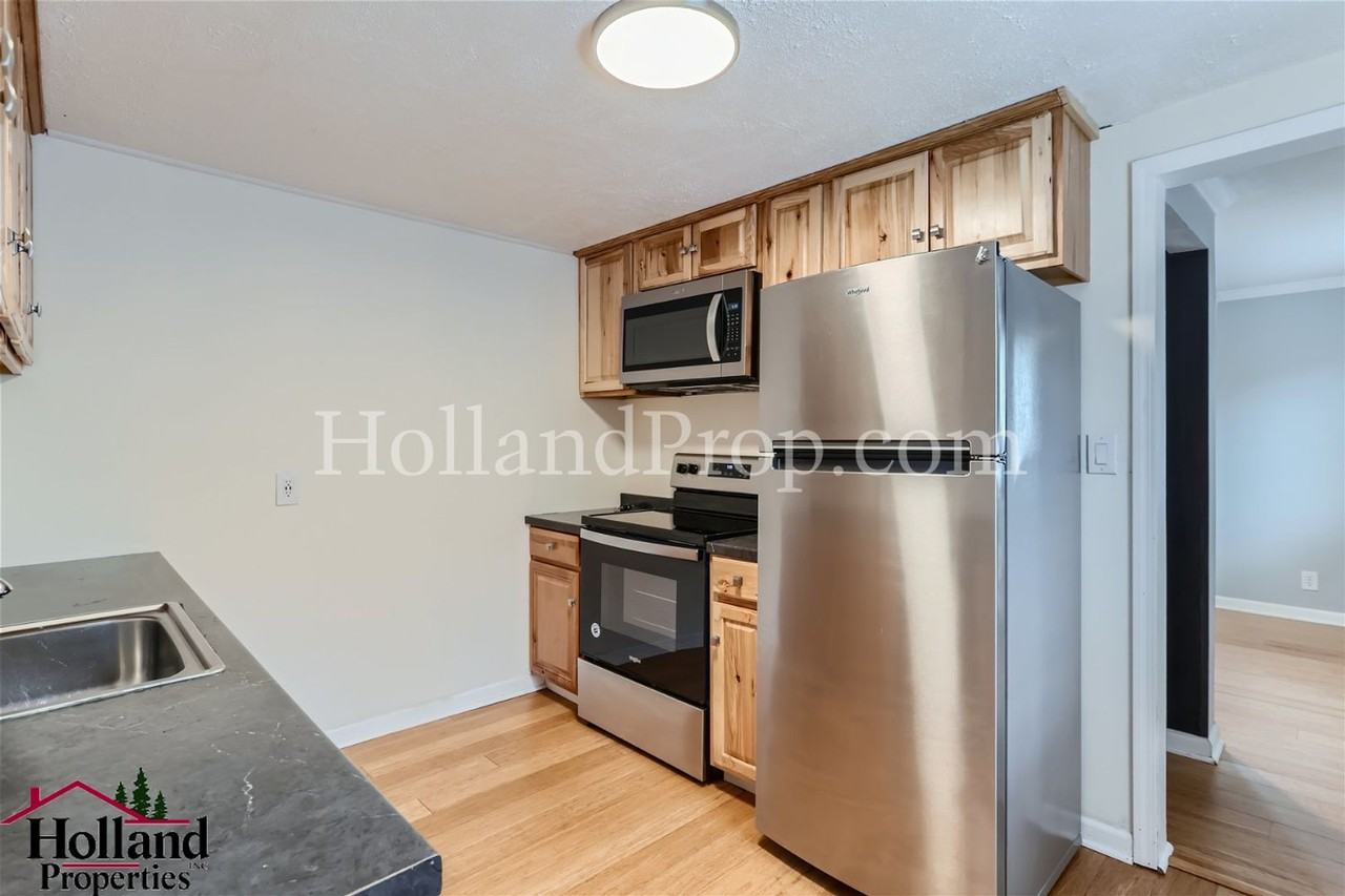 315 Nw Dennis Ave - Photo 5 of 12