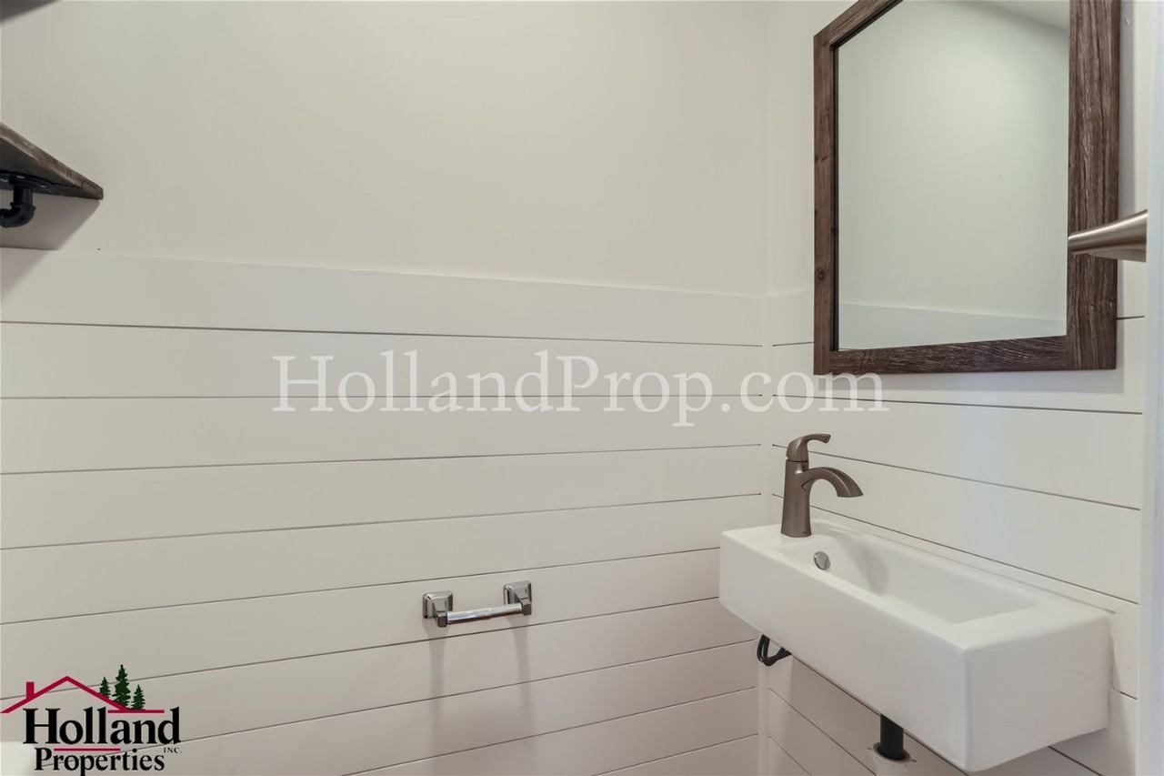 315 Nw Dennis Ave - Photo 6 of 12