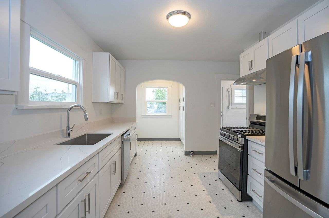 6044 S Puget Sound Ave - Photo 6 of 38