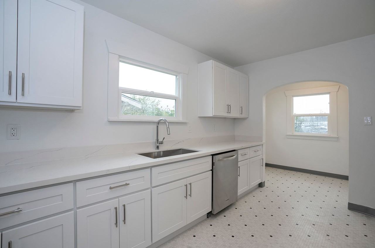 6044 S Puget Sound Ave - Photo 7 of 38