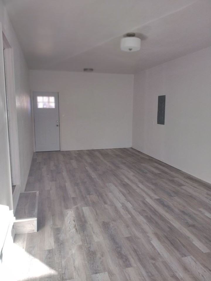 1702 E Downey Ave - Photo 2 of 16