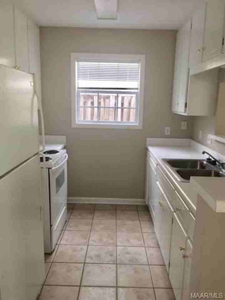 218 Foxchase Ln - Photo 2 of 10