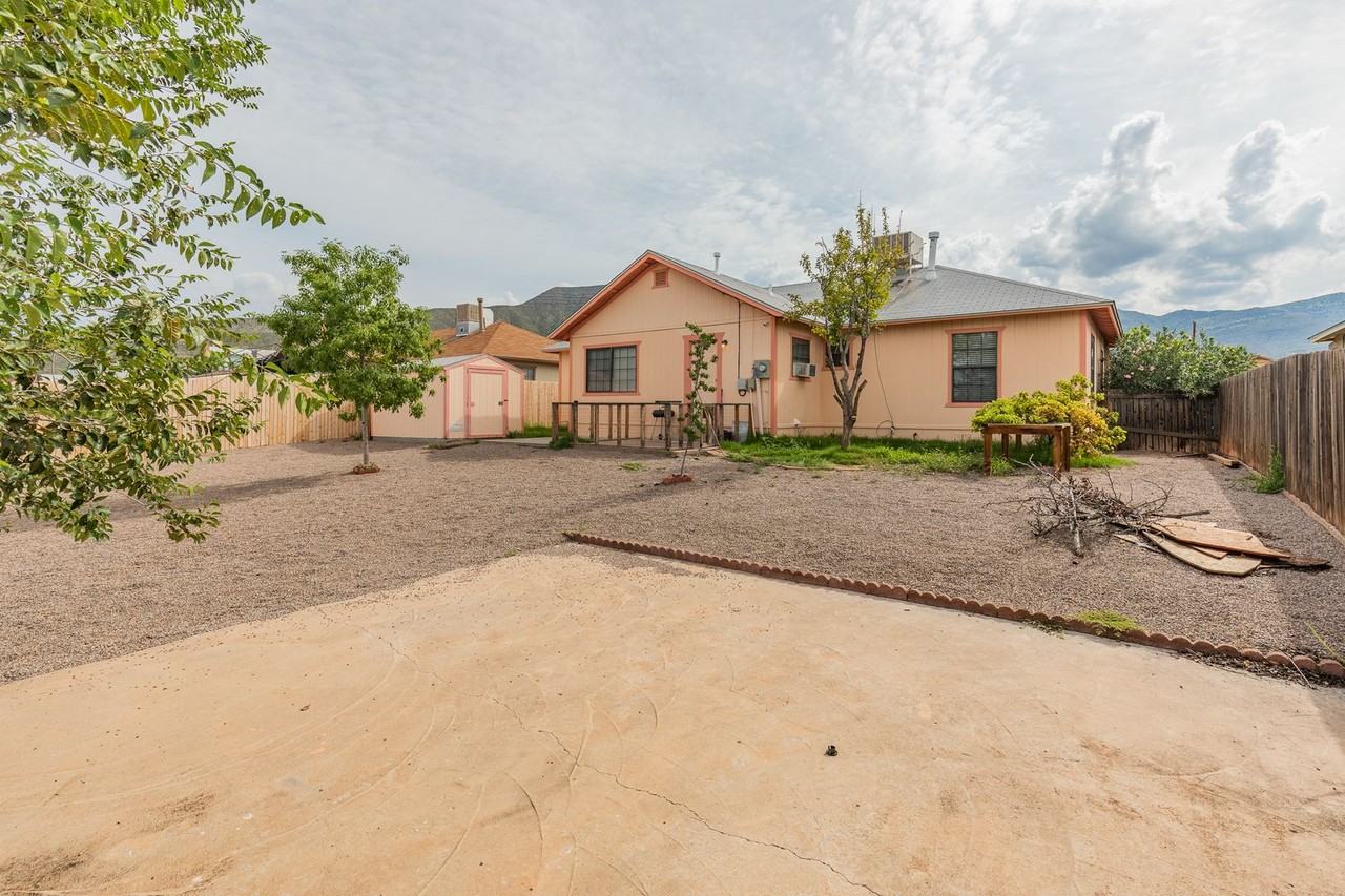 2424 Nevada Dr - Photo 4 of 25