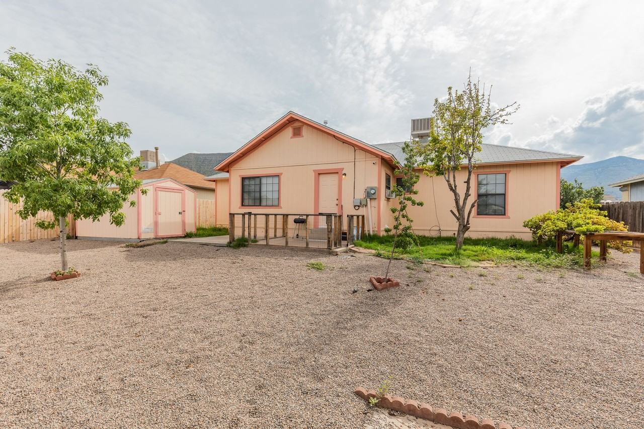 2424 Nevada Dr - Photo 5 of 25