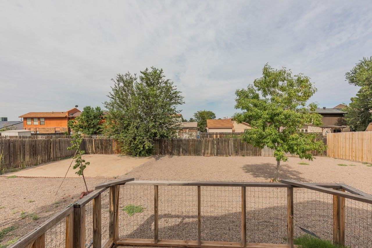 2424 Nevada Dr - Photo 7 of 25