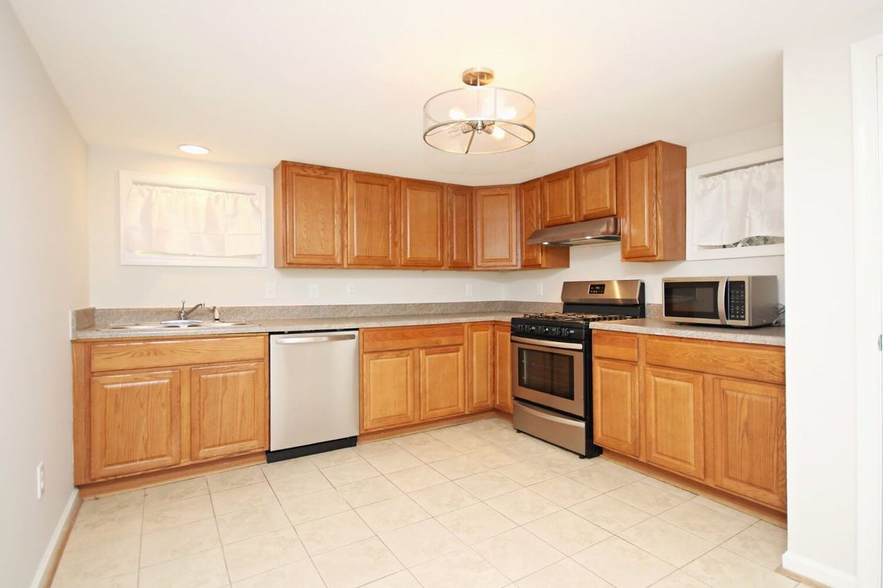 1806 Barracks Rd #B - Photo 2 of 12