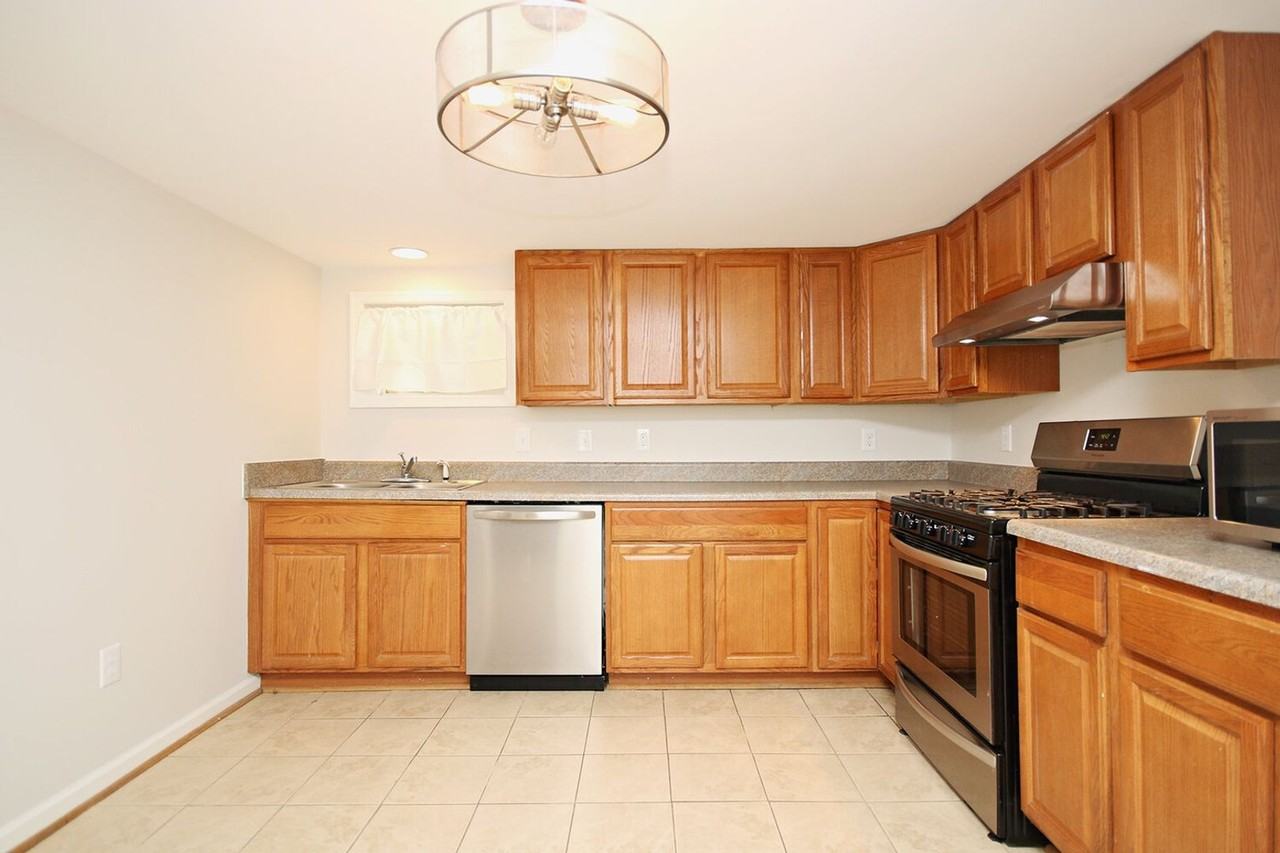 1806 Barracks Rd #B - Photo 3 of 12