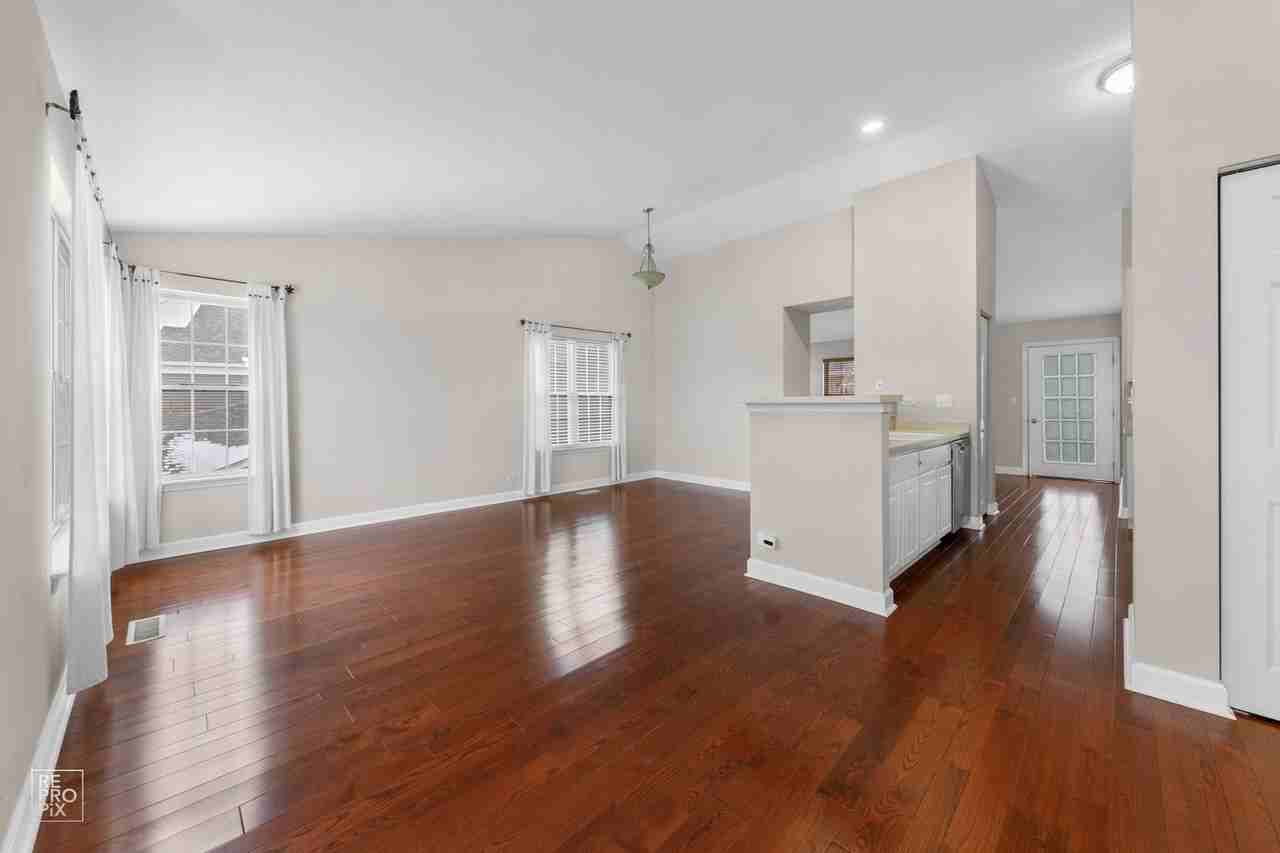 831 Genesee Dr - Photo 2 of 10