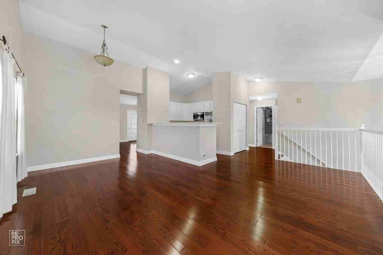 831 Genesee Dr - Photo 3 of 10