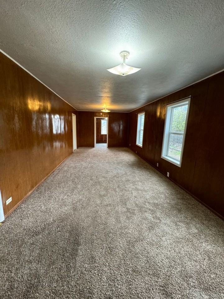 326 Torrey St - Photo 5 of 17