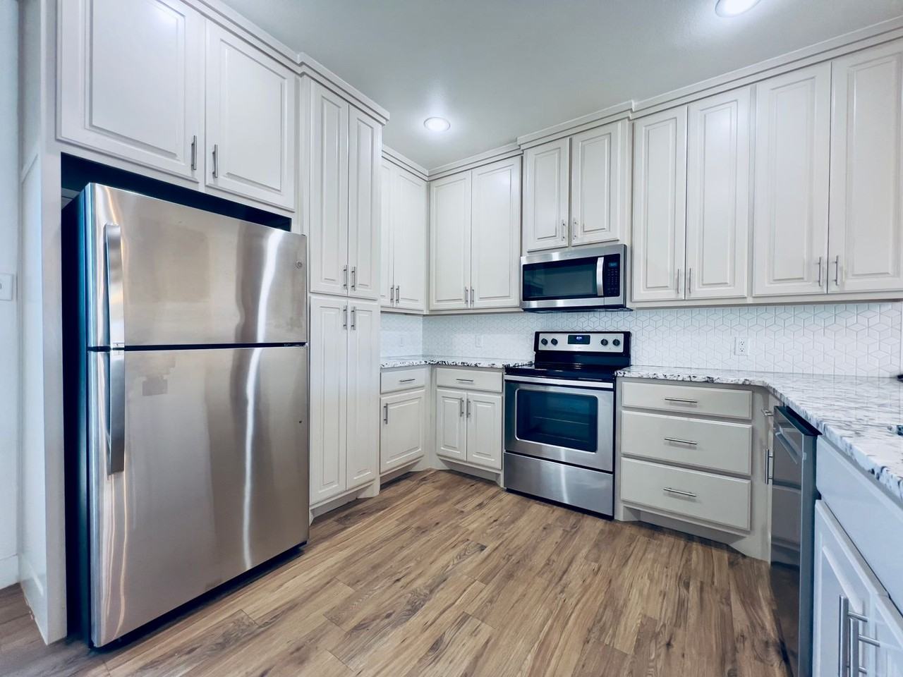 10404 Genoa Ave - Photo 7 of 21