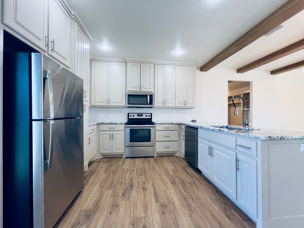 10404 Genoa Ave - Photo 6 of 21