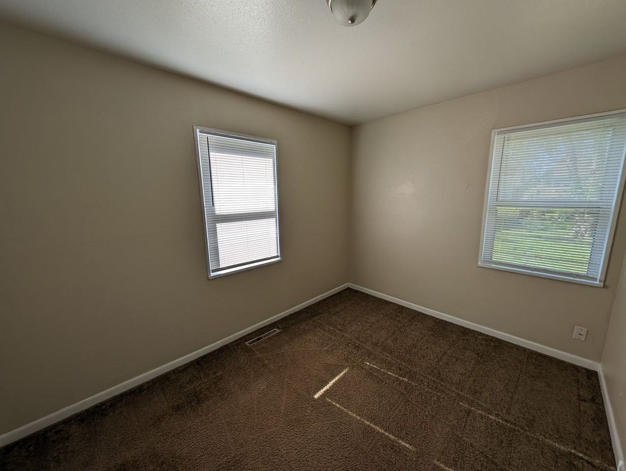 3526 Ne 53rd St - Photo 4 of 8
