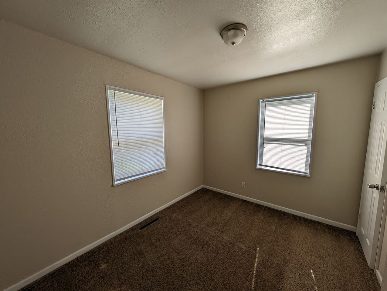 3526 Ne 53rd St - Photo 5 of 8