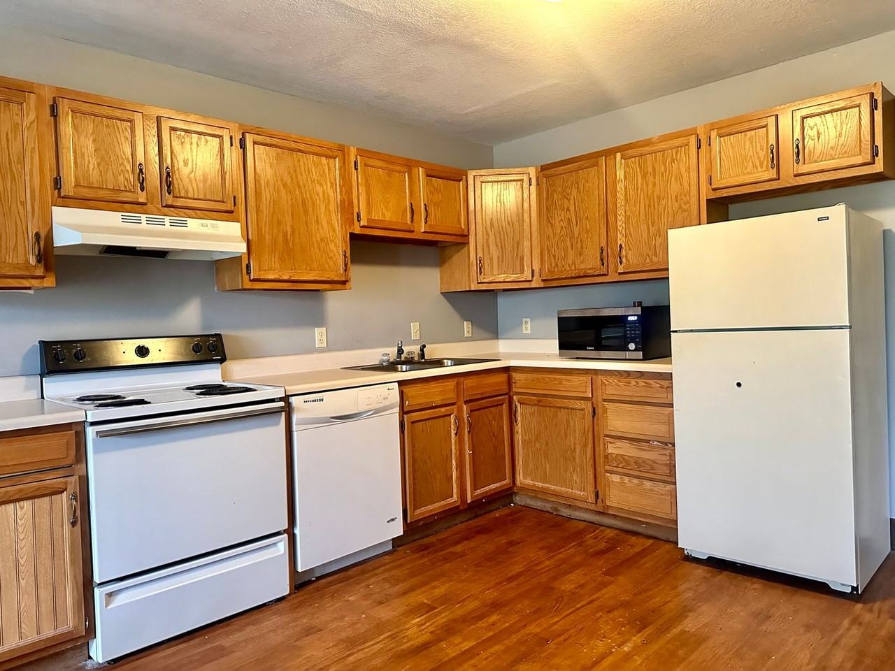 2408 Highview Ct - Photo 2 of 3