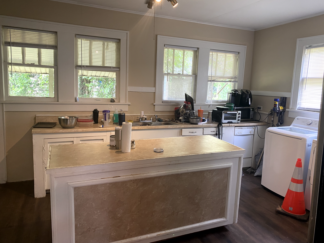 700 W Georgia Ave - Photo 4 of 8