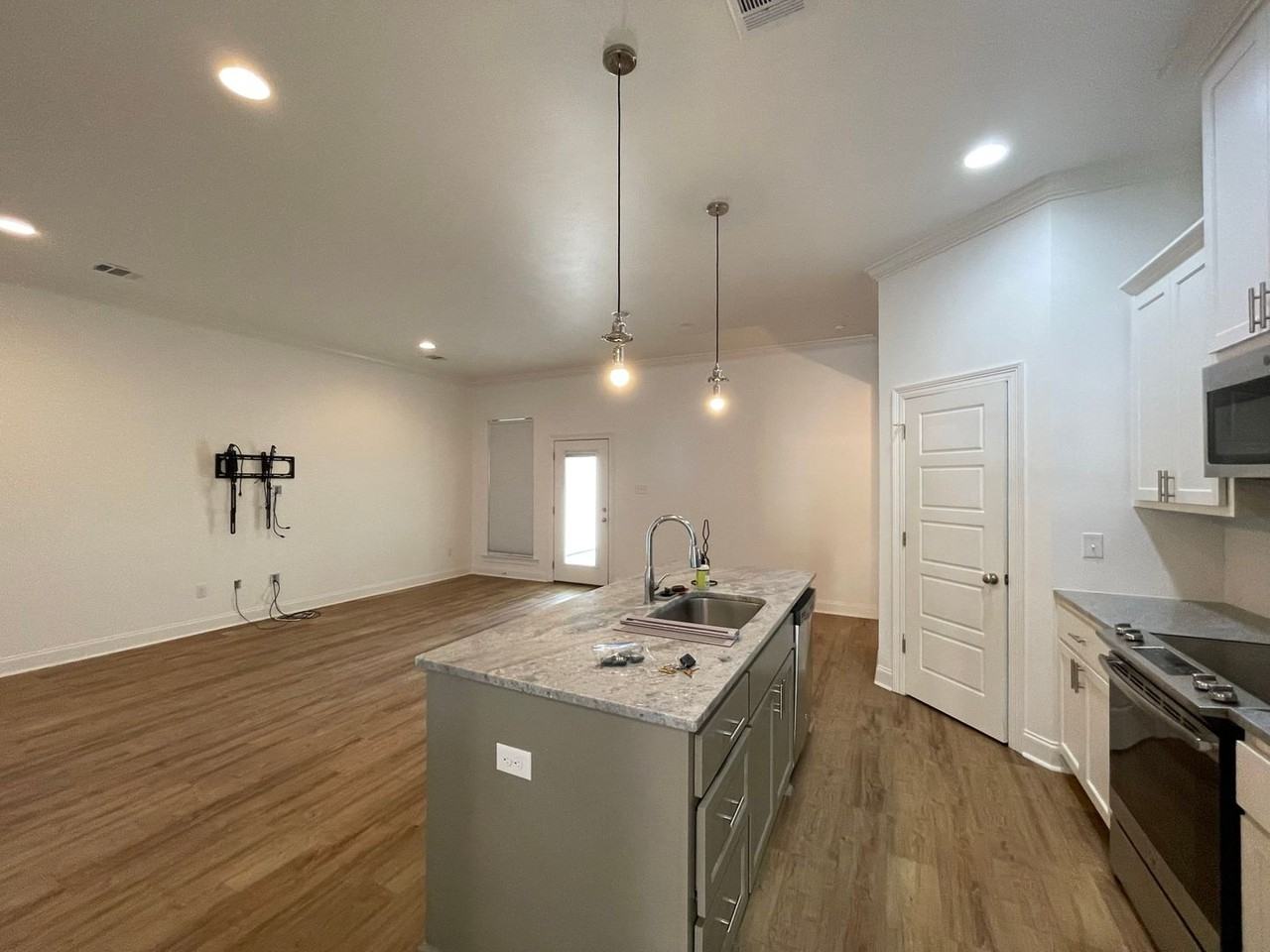 8112 Village Lake Ave - Photo 2 of 20