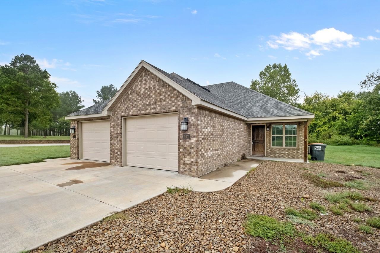 445 Oakwoods Dr Duplex - Photo 2 of 26