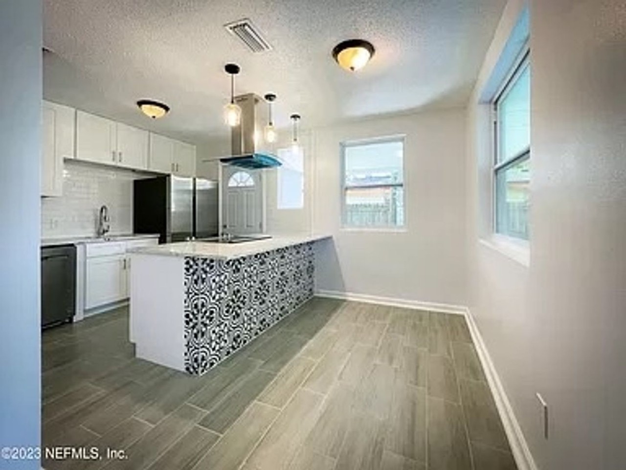 7417 Laura St N - Photo 3 of 14