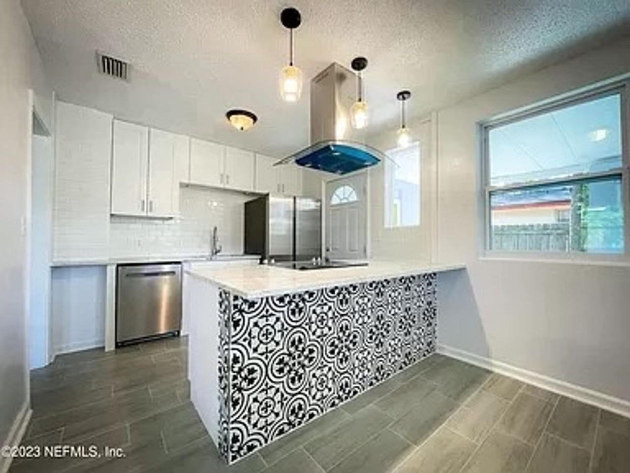 7417 Laura St N - Photo 5 of 14