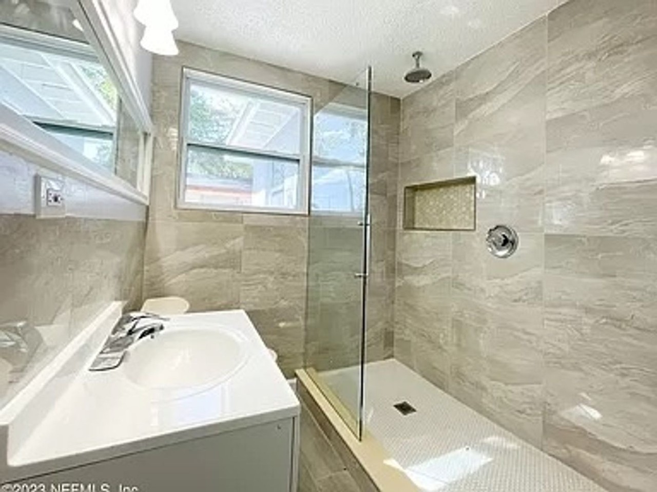 7417 Laura St N - Photo 7 of 14