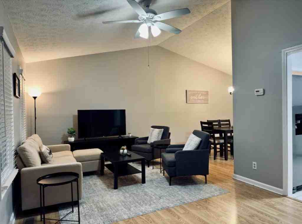 979 Falconcrest Dr - Photo 2 of 15